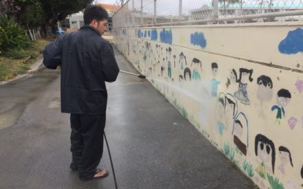 ペンキ塗りのための高圧洗浄掃除・　ｉｎ　沖縄県西原小学校