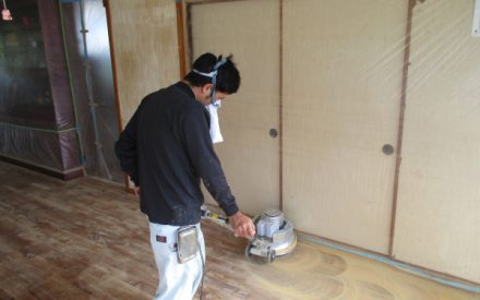 床フローリングのニス塗り替え工事（沖縄県西原町）