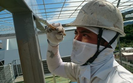 屋上遮熱防水工事・鉄骨サビ止め塗装工事の始まりです。（沖縄県西原町）
