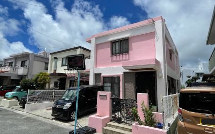 【西原町・外壁塗装】ピンクの外壁で魅力的なお家に大変身♪