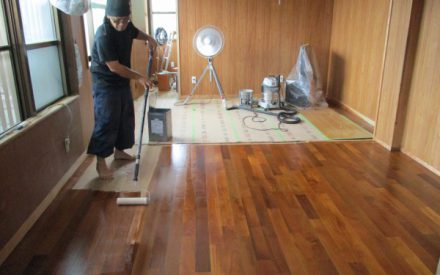 床のニス塗り替え工事　in　沖縄県西原町
