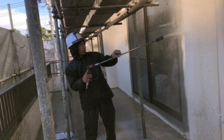 外壁洗浄、外壁補修中です。（なぜ？外壁洗浄を行うの？）沖縄県中部にて